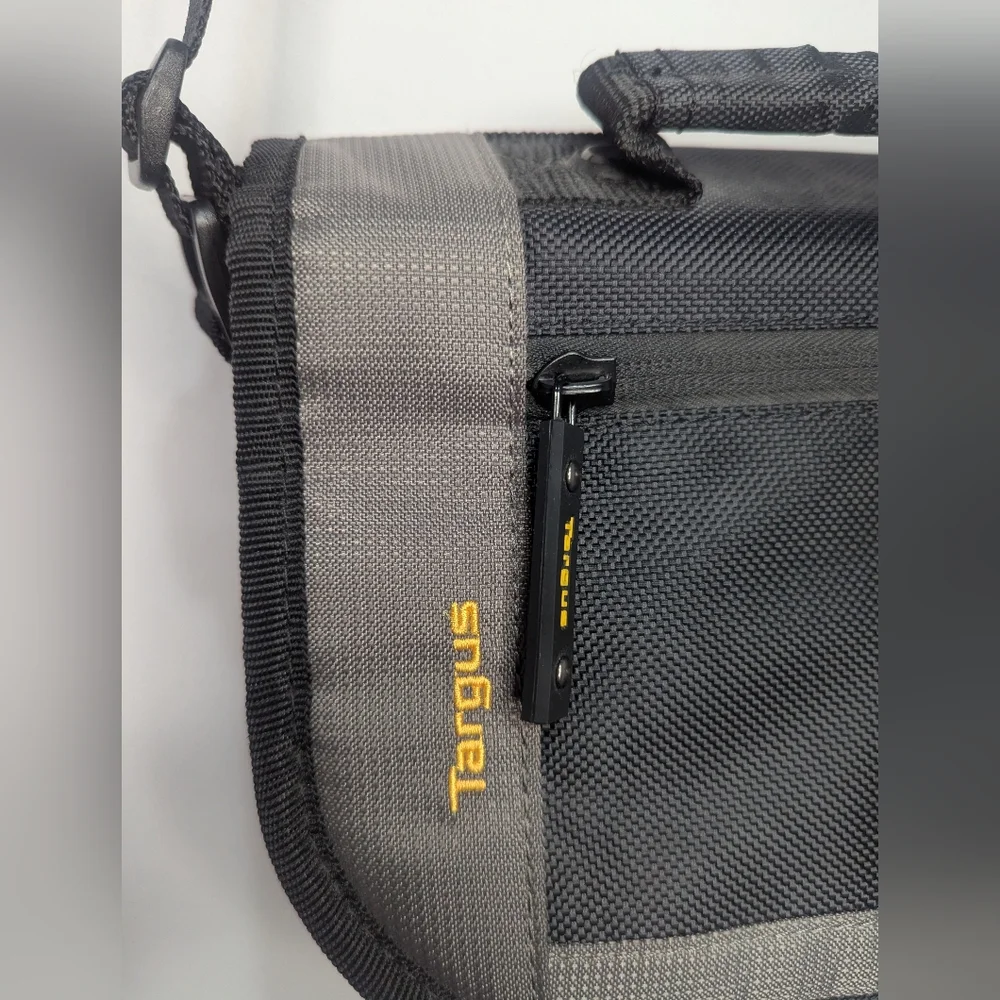 Targus Padded Black and Grey Laptop Messenger Shoulder Bag With Strap